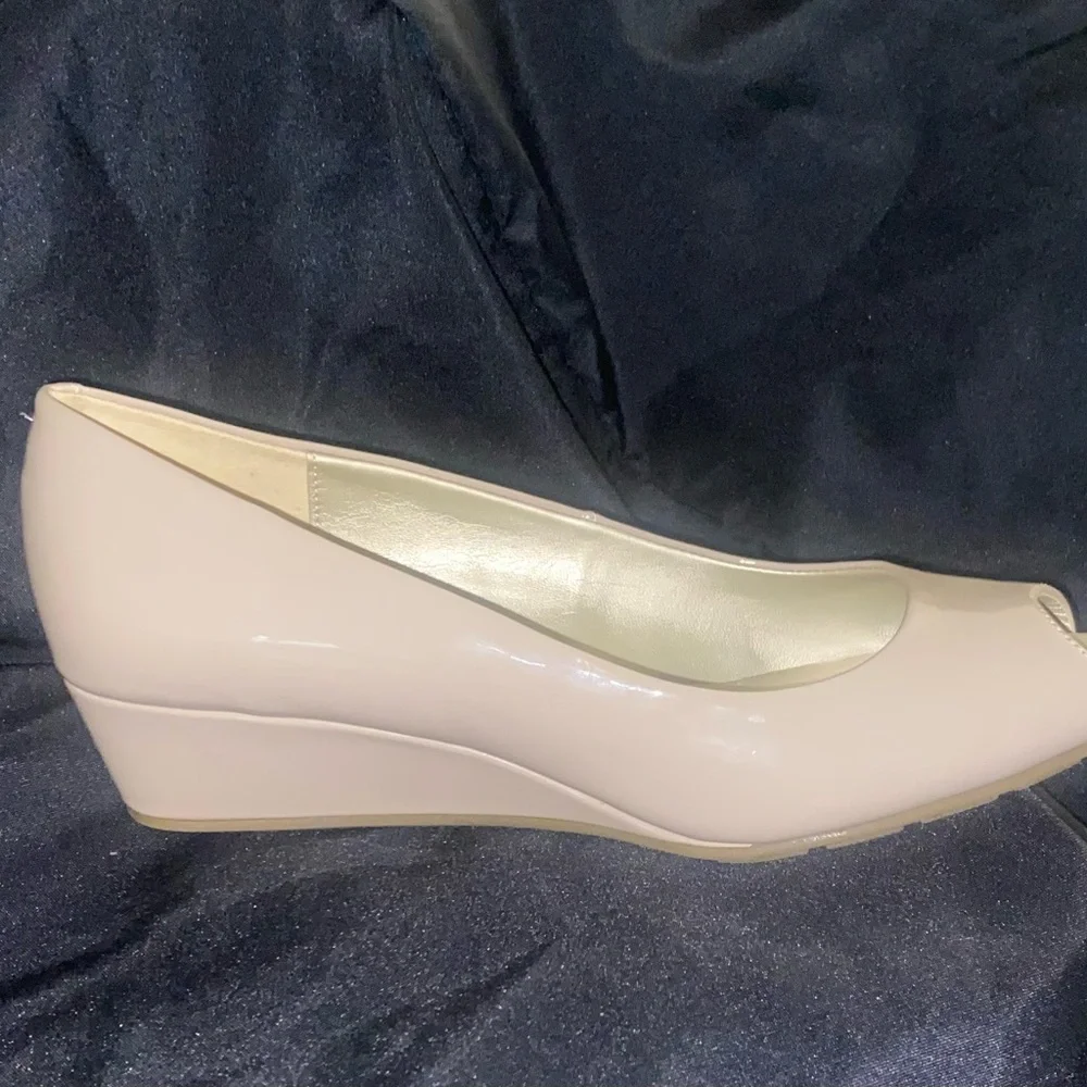 Good looking BANDOLINO Size 10 Chandra Peep-Toe Pump + Wedge Heel. - Picture 3 of 5